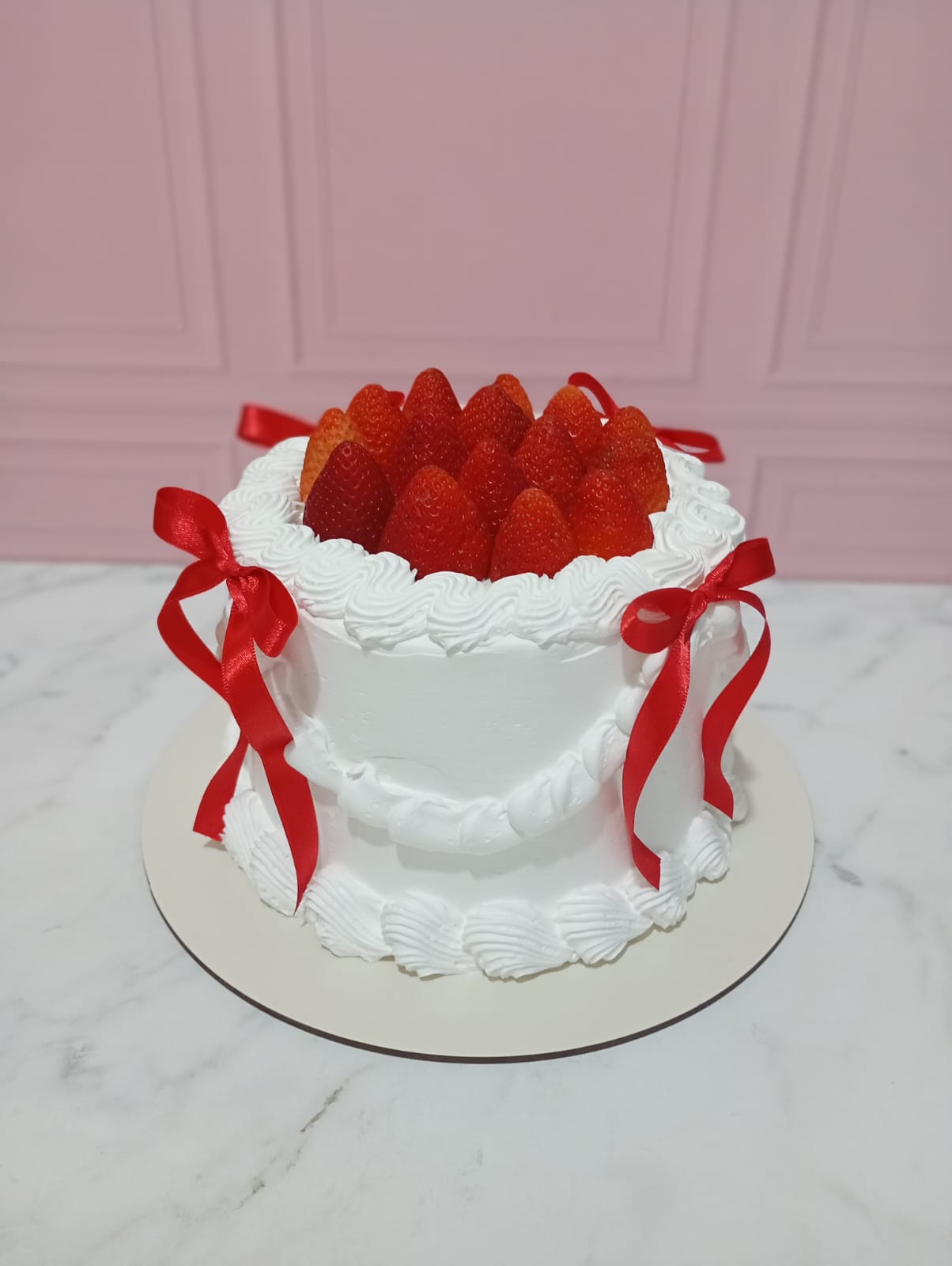 Imagem do bolo Brigadeiro com morangos